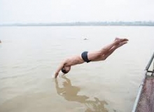 BƠI TRÊN DÒNG SÔNG MÙA HẠ